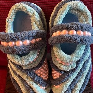 Fluffy and Pearls crocs size 8 and comfortable for work or home.